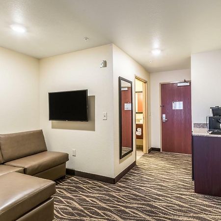 Cobblestone Hotel & Suites Hartford Bagian luar foto