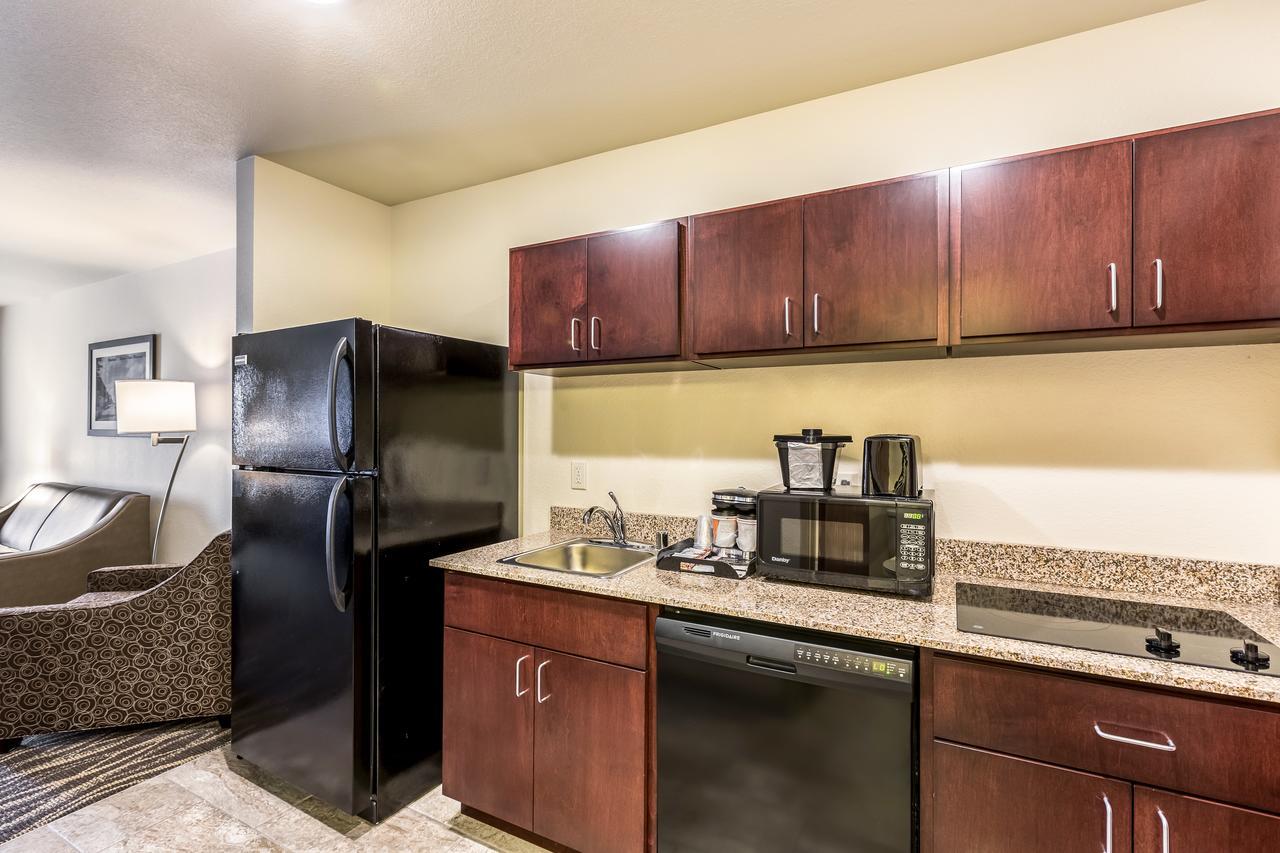 Cobblestone Hotel & Suites Hartford Bagian luar foto