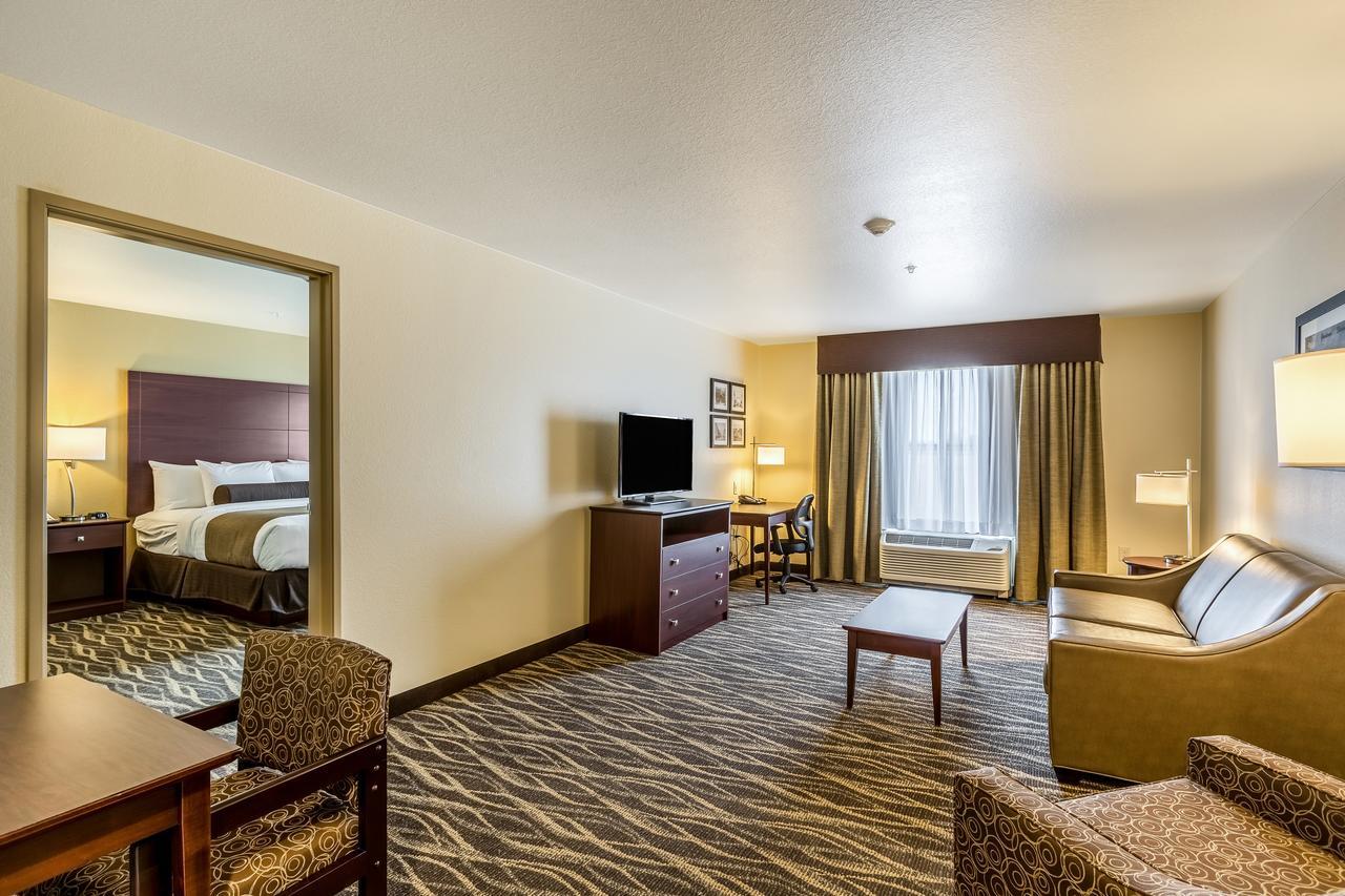 Cobblestone Hotel & Suites Hartford Bagian luar foto