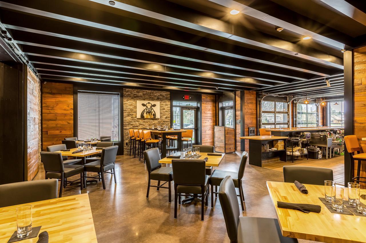 Cobblestone Hotel & Suites Hartford Bagian luar foto