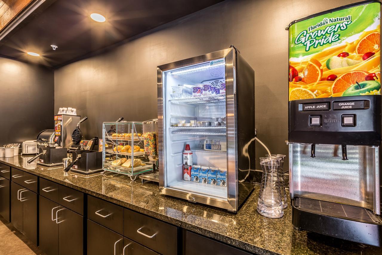 Cobblestone Hotel & Suites Hartford Bagian luar foto
