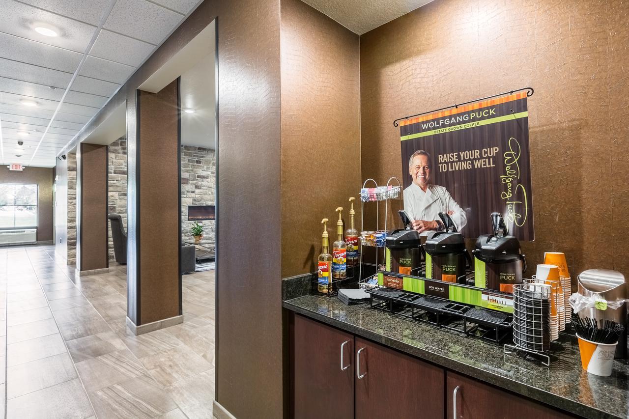 Cobblestone Hotel & Suites Hartford Bagian luar foto