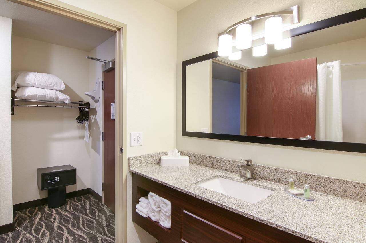 Cobblestone Hotel & Suites Hartford Bagian luar foto