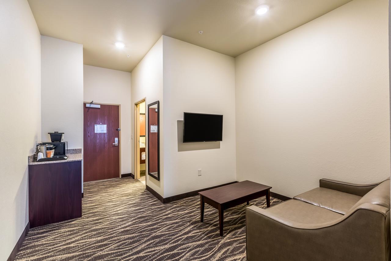 Cobblestone Hotel & Suites Hartford Bagian luar foto