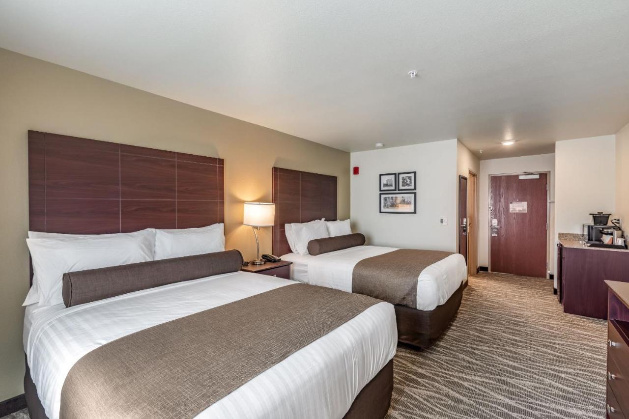 Cobblestone Hotel & Suites Hartford Bagian luar foto