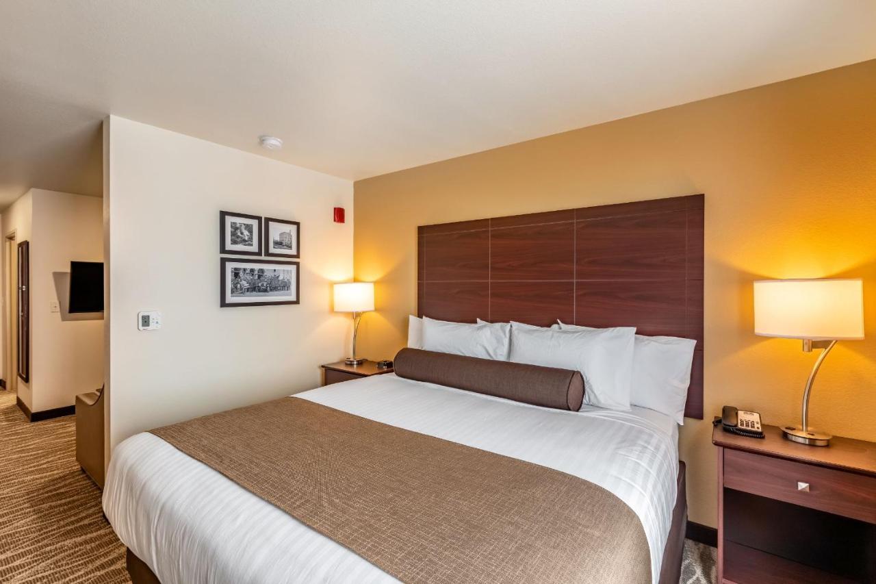 Cobblestone Hotel & Suites Hartford Bagian luar foto