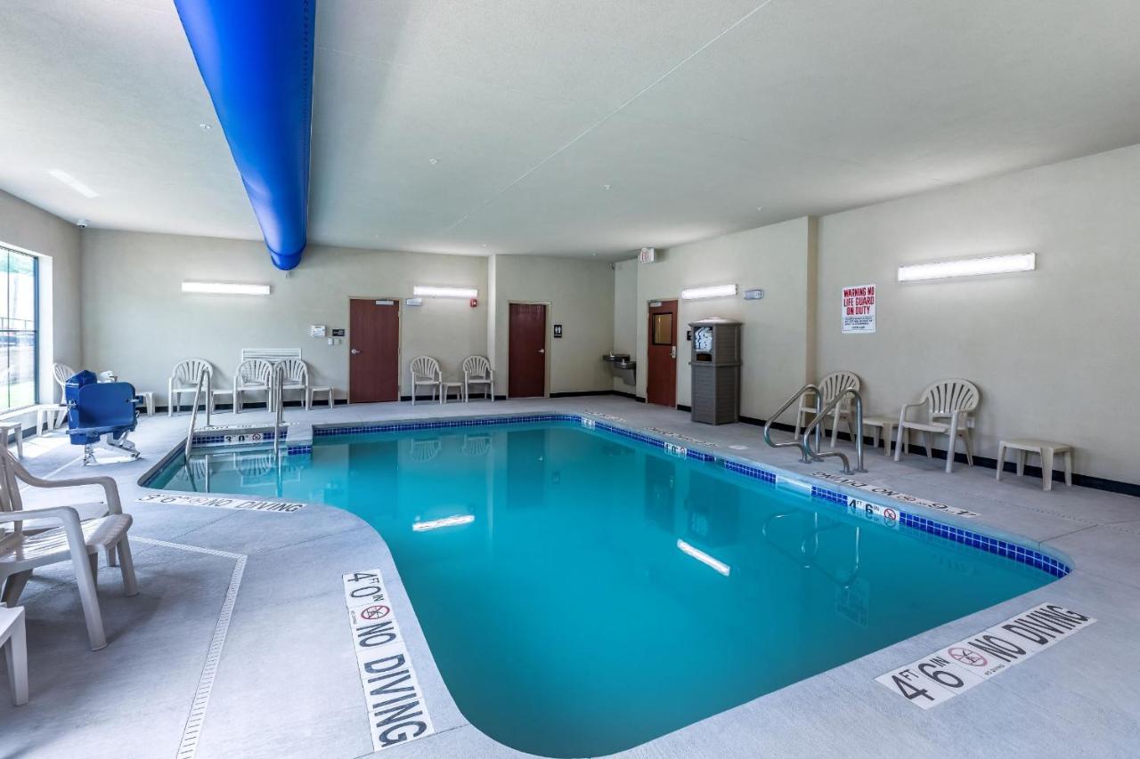 Cobblestone Hotel & Suites Hartford Bagian luar foto
