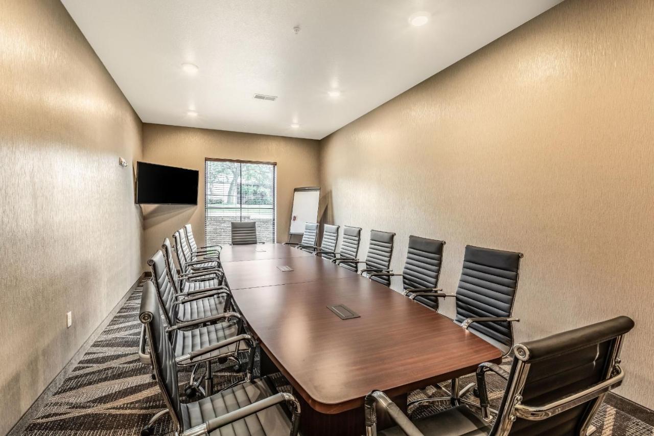 Cobblestone Hotel & Suites Hartford Bagian luar foto