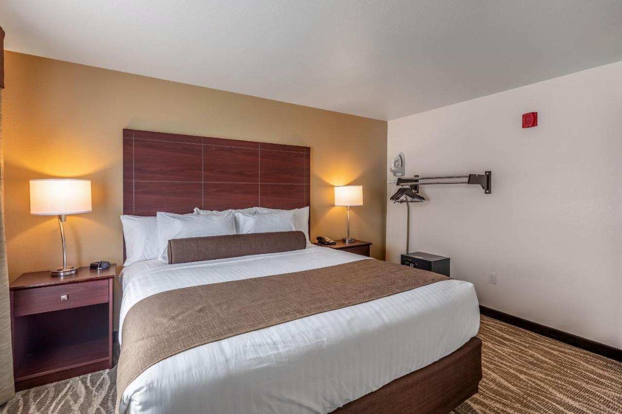 Cobblestone Hotel & Suites Hartford Bagian luar foto