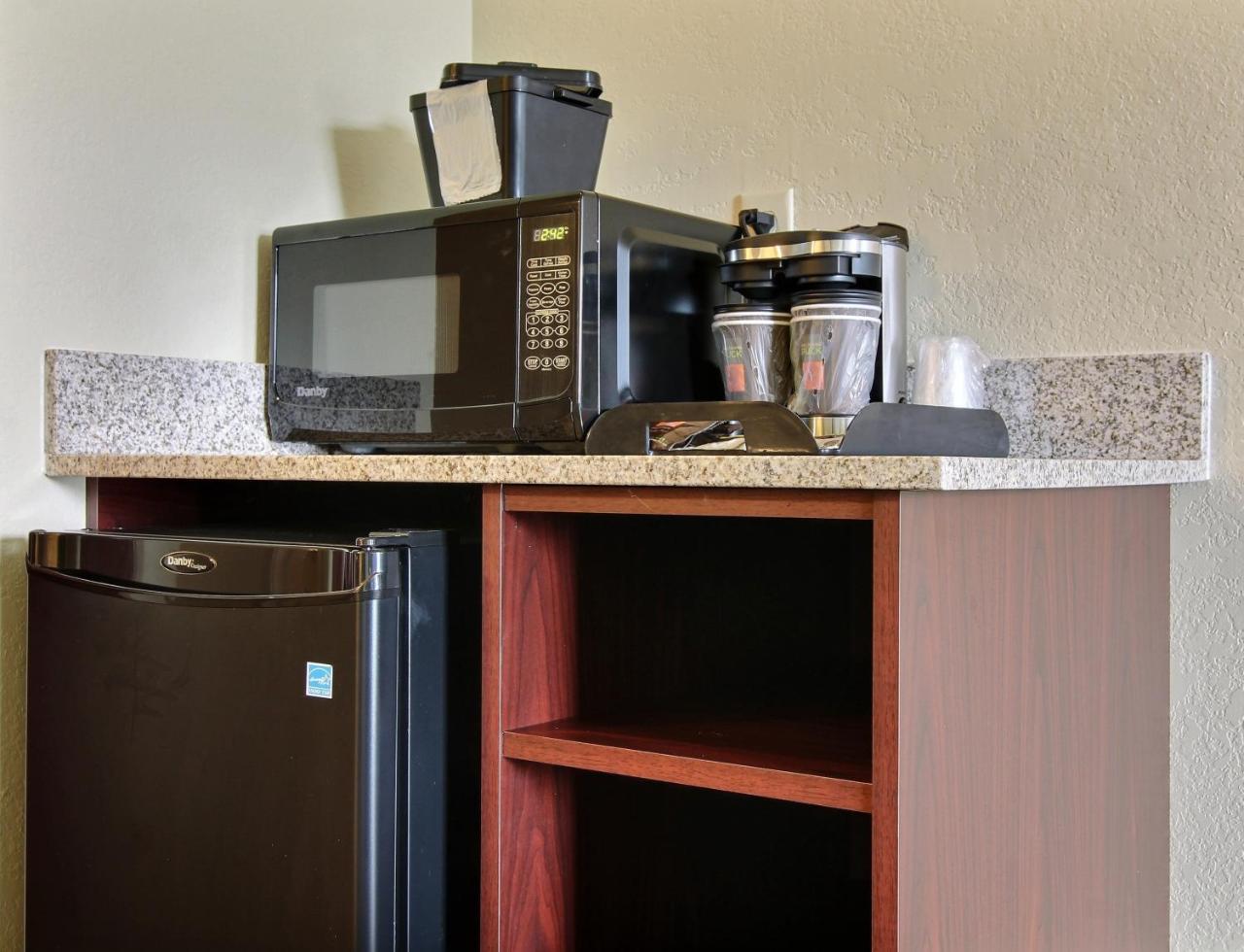 Cobblestone Hotel & Suites Hartford Bagian luar foto