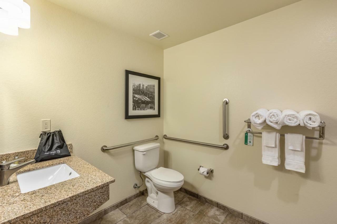 Cobblestone Hotel & Suites Hartford Bagian luar foto