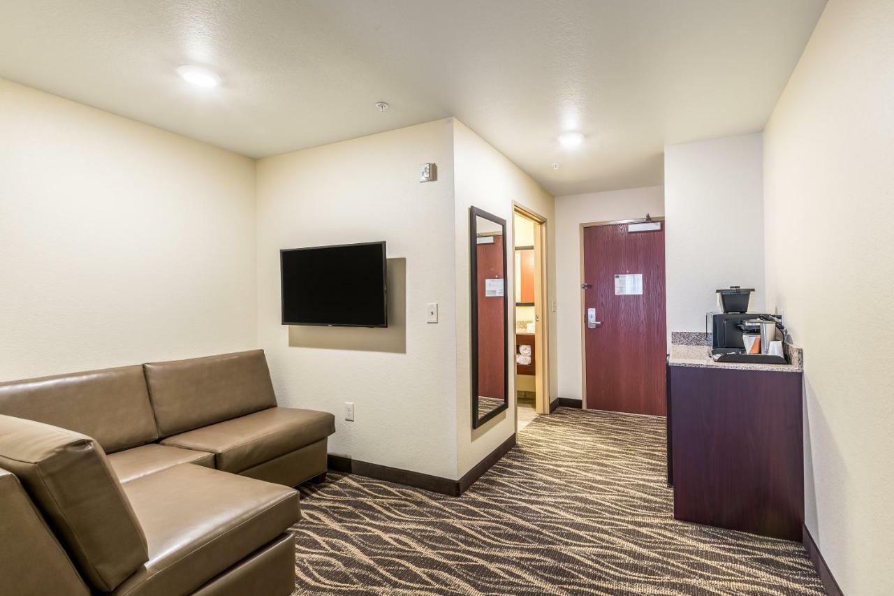 Cobblestone Hotel & Suites Hartford Bagian luar foto