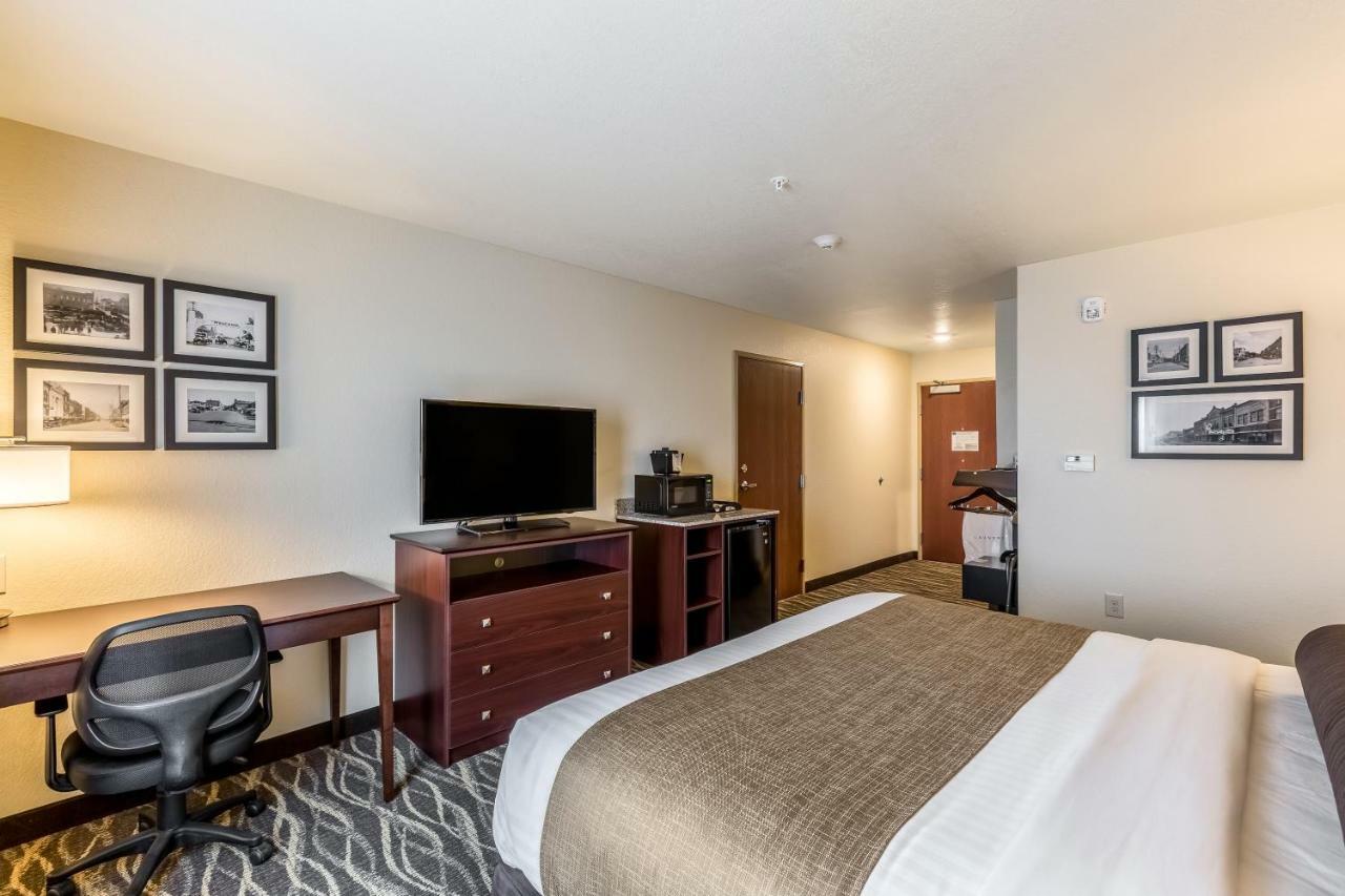 Cobblestone Hotel & Suites Hartford Bagian luar foto