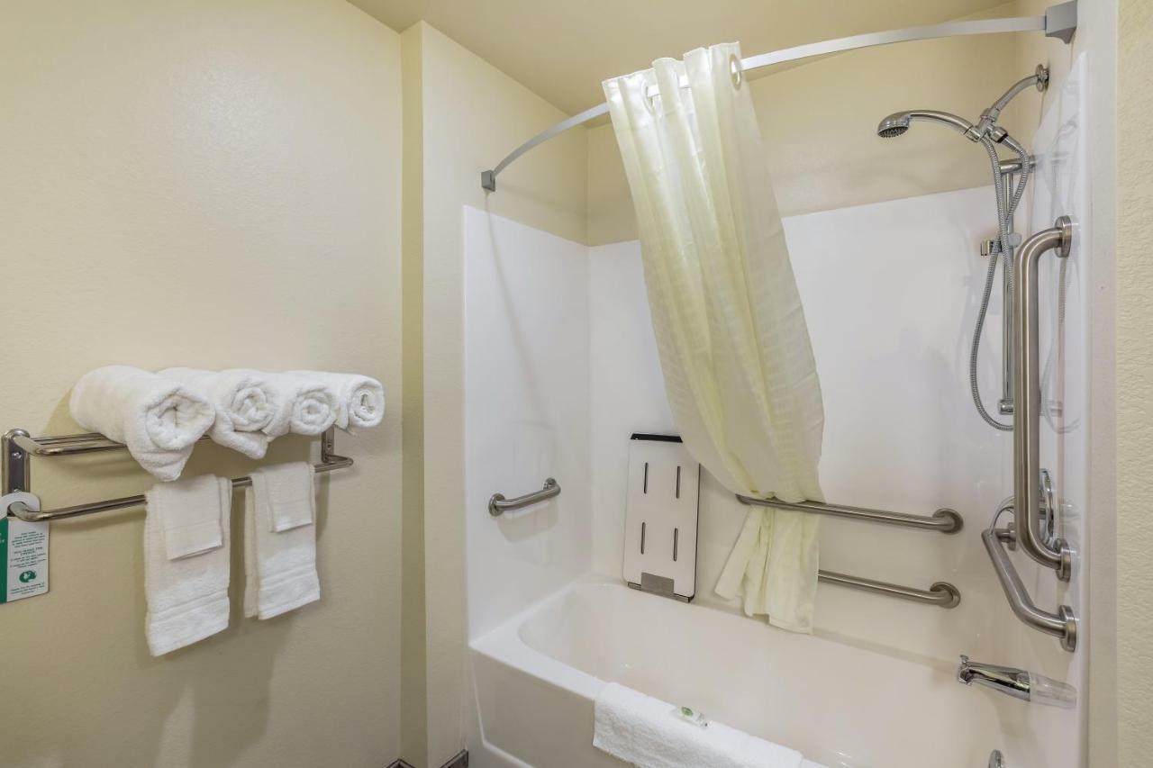 Cobblestone Hotel & Suites Hartford Bagian luar foto